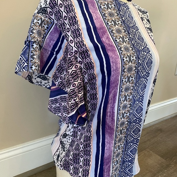 Chicos size 0 light, flowy blouse.   Flattering on. - Picture 3 of 5